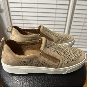 Vionic Kimmie Beige Leather Slip-On Loafers Size 12🤎 Best Offer Accepted!